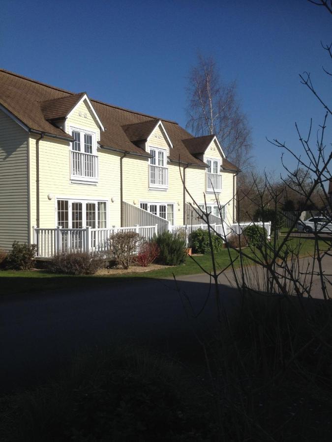 Liming Lodge - Lakeside Home In The Cotswolds سيرني الجنوبية المظهر الخارجي الصورة