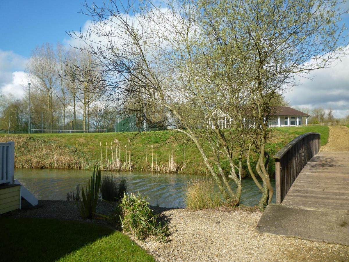 Liming Lodge - Lakeside Home In The Cotswolds سيرني الجنوبية المظهر الخارجي الصورة