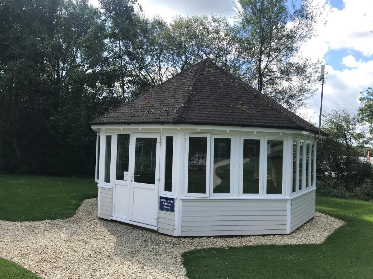 Liming Lodge - Lakeside Home In The Cotswolds سيرني الجنوبية المظهر الخارجي الصورة