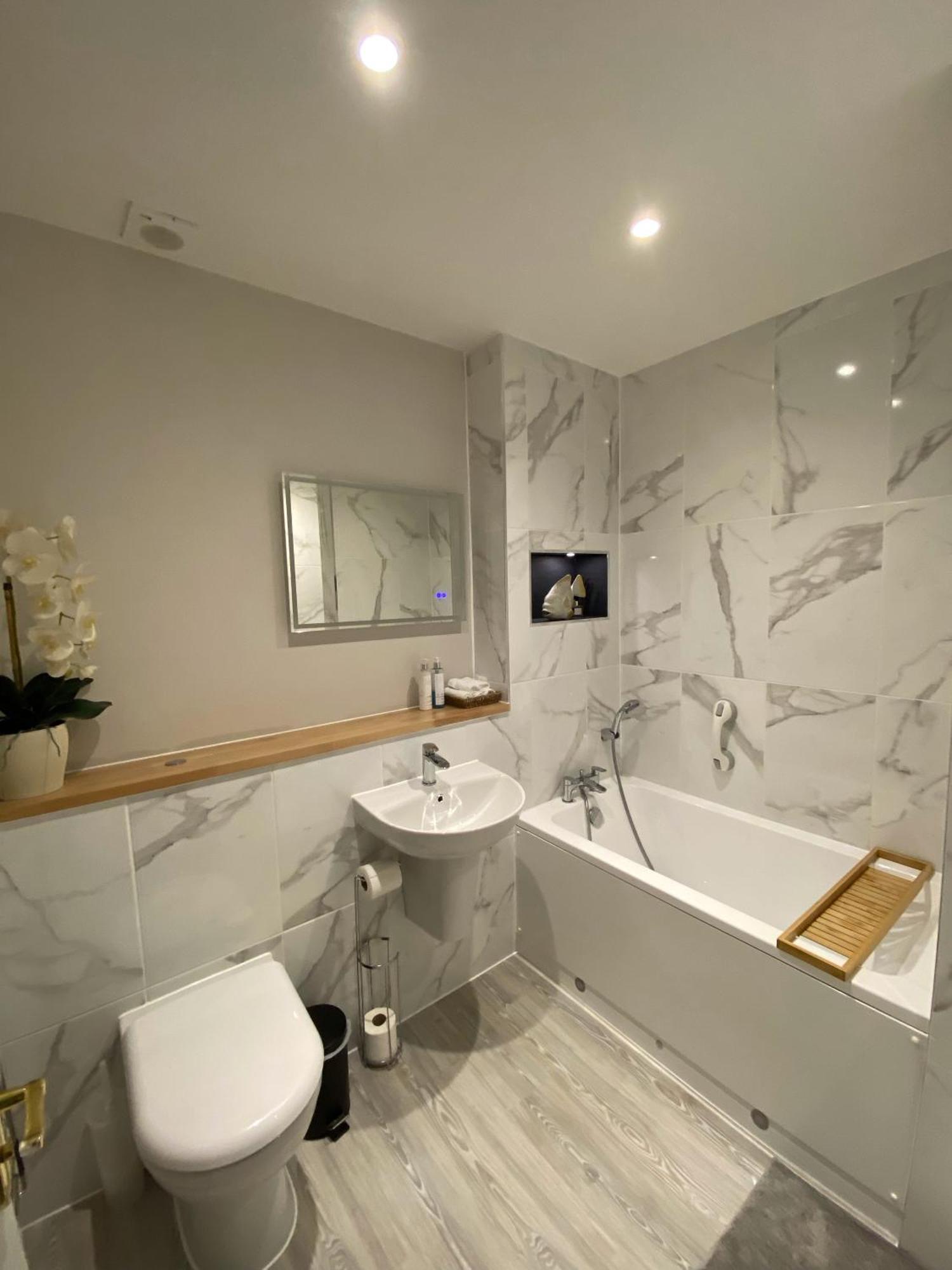 Liming Lodge - Lakeside Home In The Cotswolds سيرني الجنوبية المظهر الخارجي الصورة