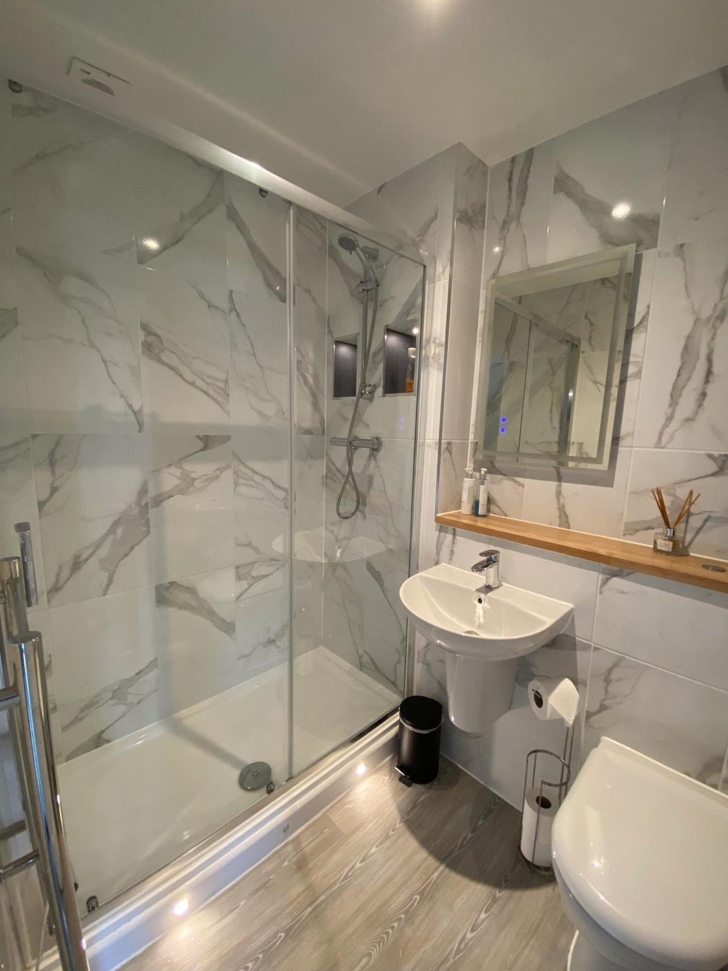 Liming Lodge - Lakeside Home In The Cotswolds سيرني الجنوبية المظهر الخارجي الصورة